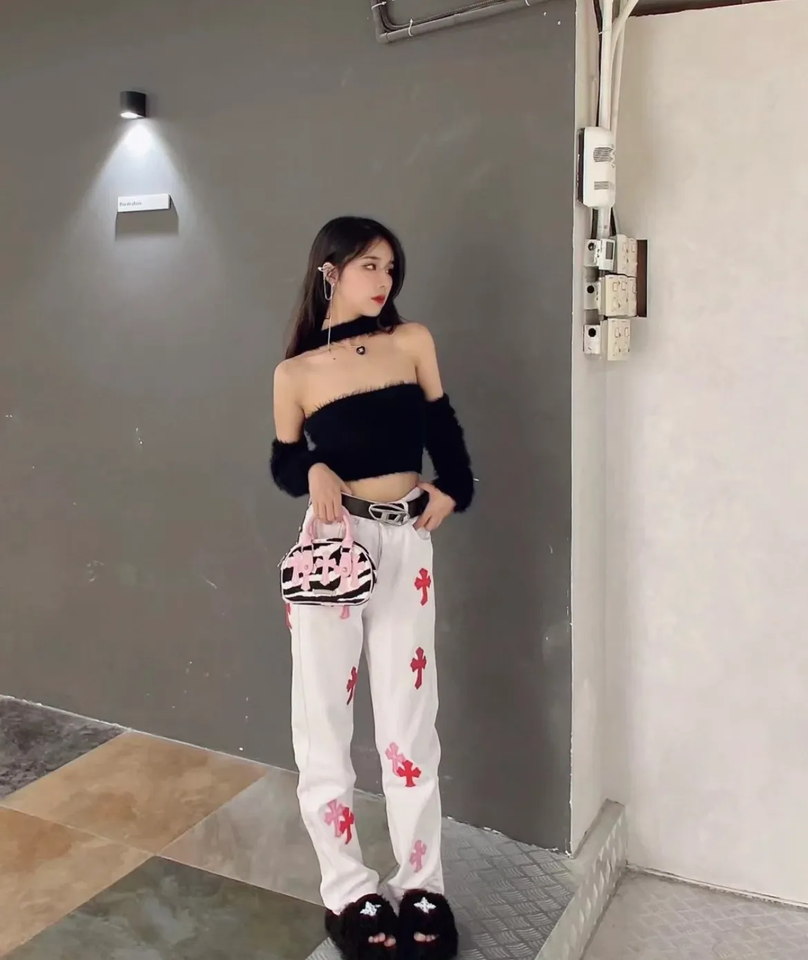 P210 [Next day] Chrome Heart Cross patchwork leather jeans Top heavy washing process Calfskin laser cut cross Distressed silver hardware Straight version slimming the upper body High-end quality distinguishes the market currency Color: White patchwork Size: S M L XL Detailed sizes can be found in picture 9